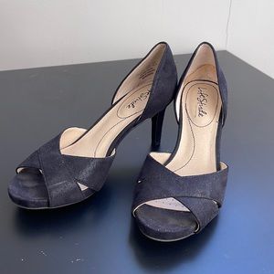 Life Stride black pumps